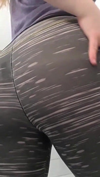 Je m’étiille mon legging et te taquine
