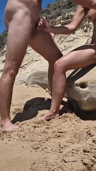 Lo sconosciuto si avvicina alla donna che si masturba nuda e lo aiuta con una sega