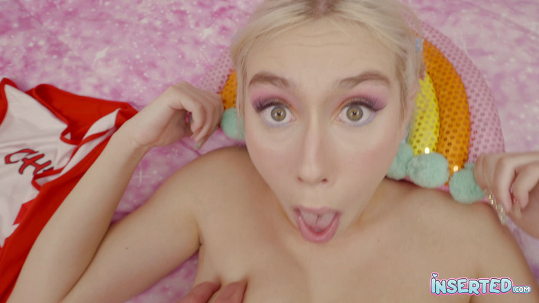 Inserted: Kay Lovely надевает лосьон на ее кожу вставить