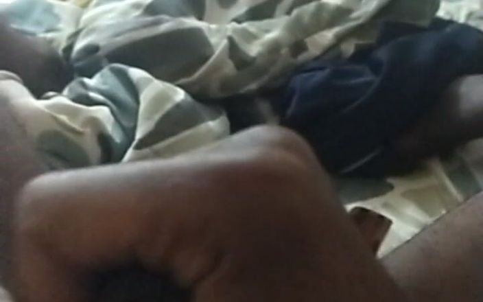 Robert05: Un garçon sexy se masturbe