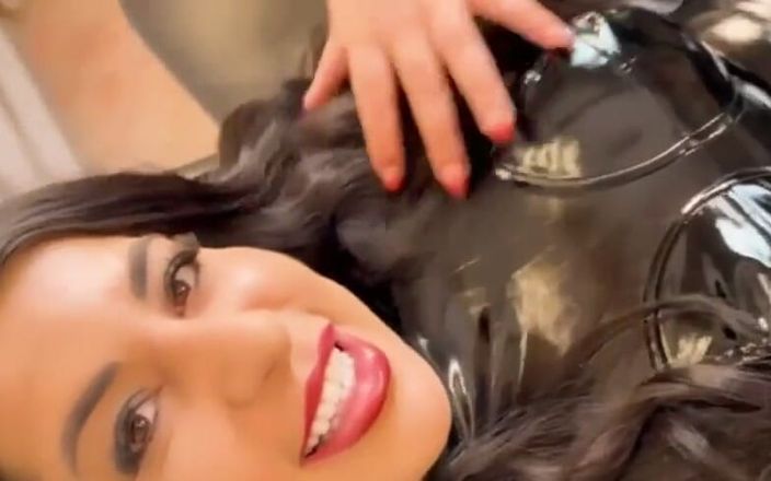 LadyAyse5: La dea rilassa lo schiavo e serve