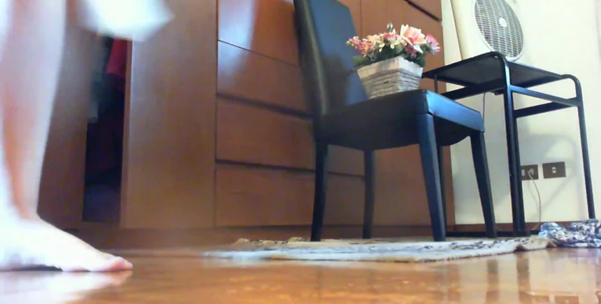 Nicoletta Embassi: Большая писсинг на полу - видео как это в премиум-секции