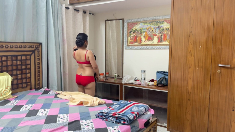 Hoty natasha: Devar fa una sorpresa al suo india