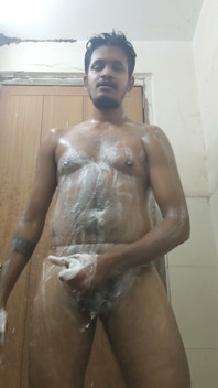 Chico indio sexy desnudo con ducha