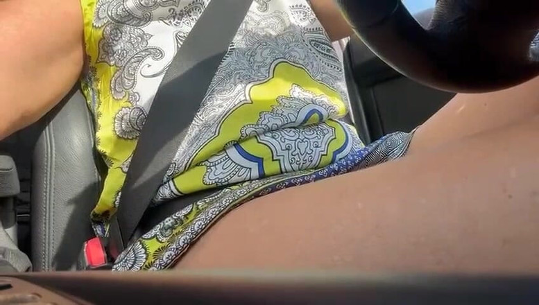 Step Mommy: 业余妻子在户外的车里自慰被发现