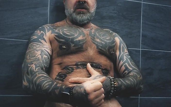 Marc Angelo: Eine nuss vor der dusche sprengen