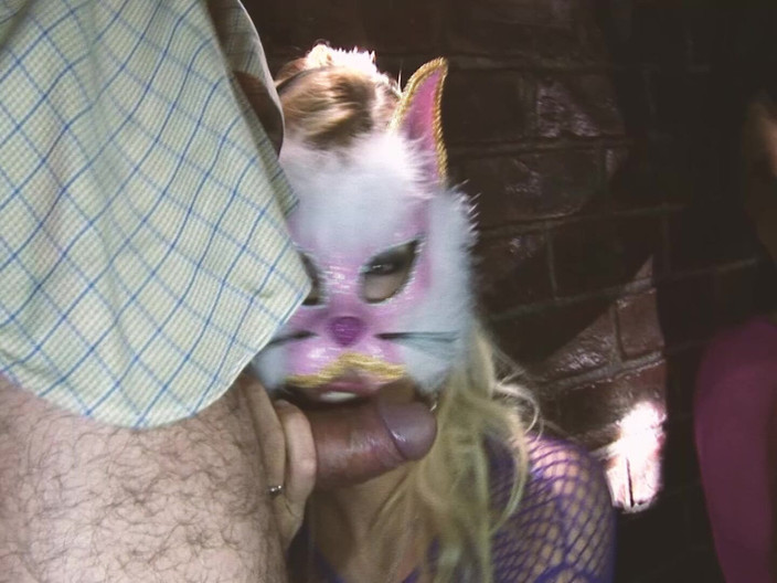 The Window of Sex: 골목에서 함께 섹스하는 란제리 입은 발정난 Catsbabes Scene-3 발정난 새끼 고양이