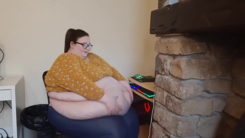 SSBBWLadyBrads: Fat girl office struggles