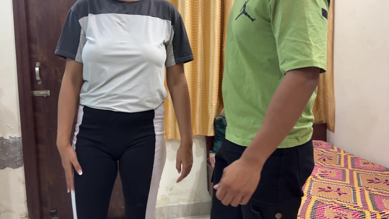 Hornycouple149: Adik tiri Terlewat untuk gim. Hanya Beberapa minit sahaja yang...