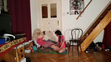 Beth Kinky: Lilly Kinky reçoit ses premiers vêtements sexy de « grosse fille » de...