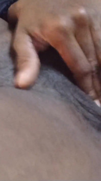 Frotando mi clítoris me tiró las bragas tocando mi coño peludo