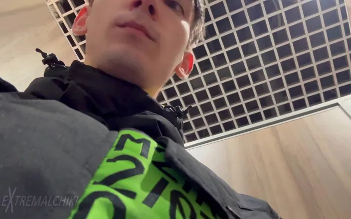 Extremalchiki: Naked Student Wank in Public Wc