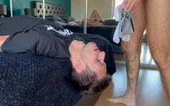 Puta chupando pau adorando meu pau e pés e fica coberta de mijo