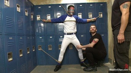 Men on Edge: Zajatý baseballový hřebec dostane výstřik v šatně