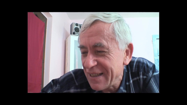 My Dirty Family: 집에서 혼자 있는 가난한 십대는 그 더러운 늙은 배관공의 클러치에 결국