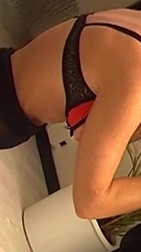 ในที่สุดสาวรุ่นแม่น่าเย็ดที่เงี่ยนโดนของเล่นและดูดควยอย่างดุร้าย