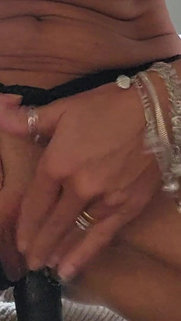 Istri hot lagi asik muasin memeknya pakai mainan seksnya saat suaminya lagi olahraga. Lihat Orgasmenya yang Luar Biasa di Akhir.