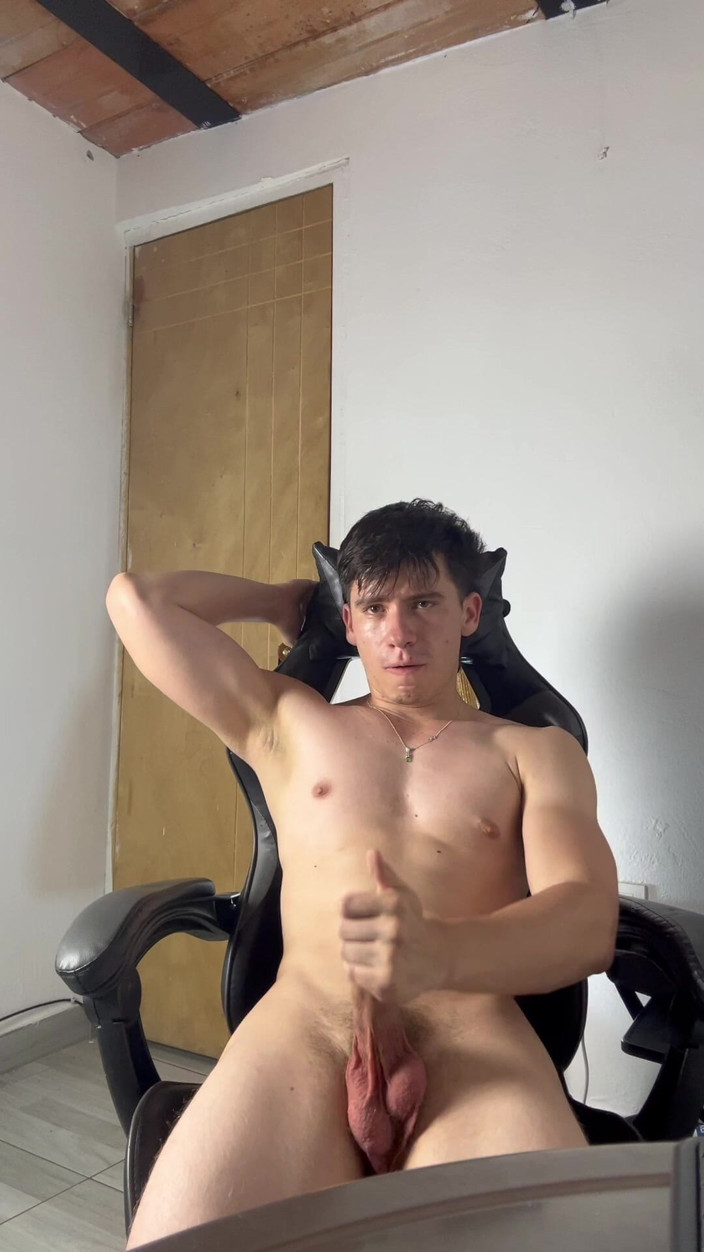 Icyhot707: Eu me gravo me masturbando no meu quarto