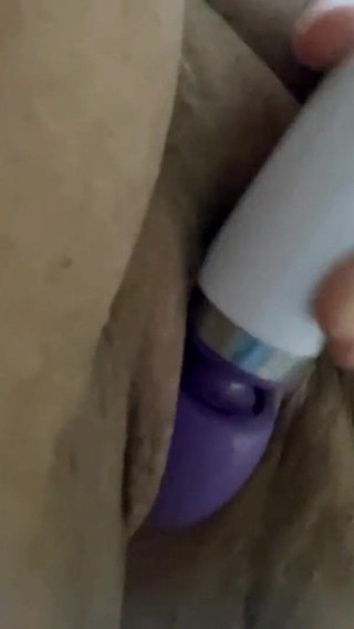 Real homemade BBW BBC porn: Стимулюю мою жирну волохату пизду електричною паличкою