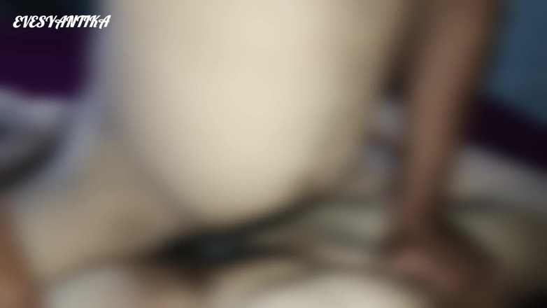 Pasutri indo: Секс утрьох Індонезія. Людина, яка закохана