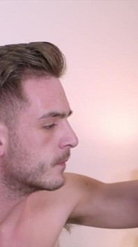 Twink yang suci dipukul dan dipergunakan sebagai pelacur kongkek