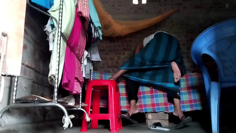 Deshi women: Follando duro con mi hermanastra virgen antes de su paja....