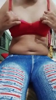 Indischer schwuler transvestten gaurisissy, echter selbstgedrehter XXX sex in rosa t-shirt und blauen leggings