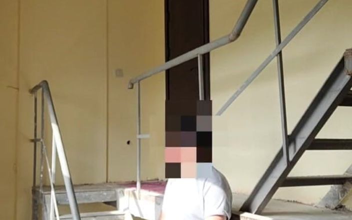 Wanker forever: Thủ dâm mạo hiểm trên cầu thang. Hàng xóm cưỡi...