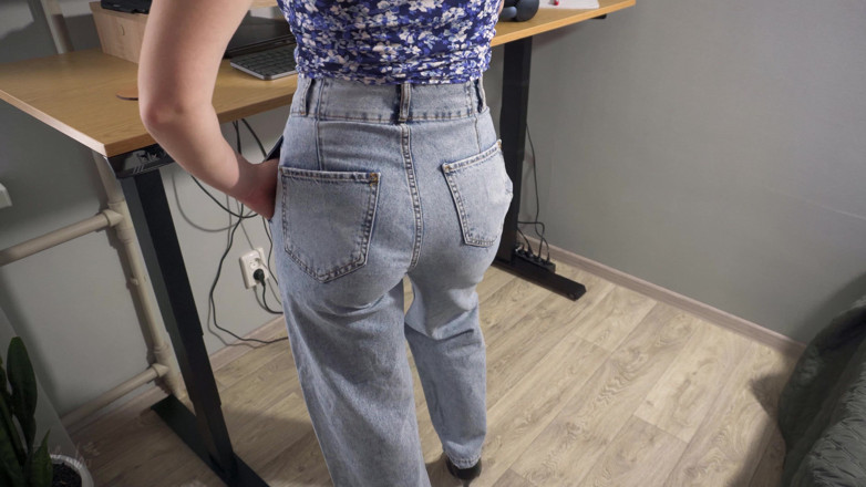 Teasecombo 4K: MILF Secretary in High Weist Jeans Teases Her Nice Butt