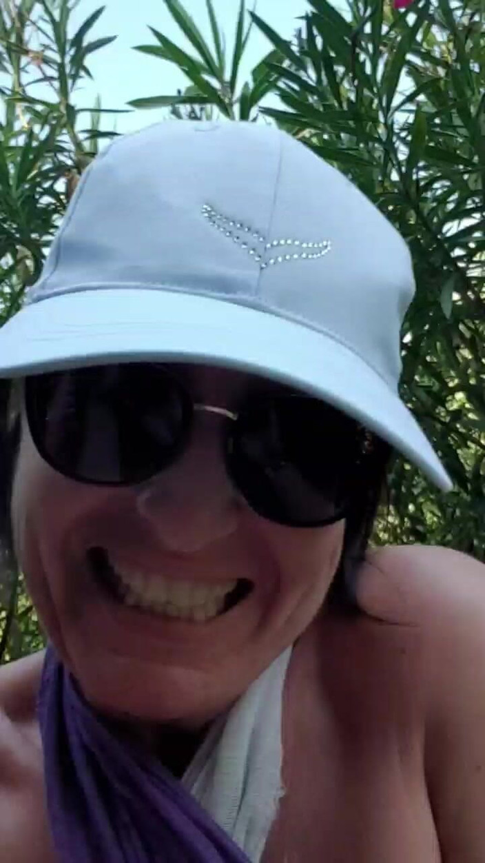 JulieEroticDress: Milf in het openbaar