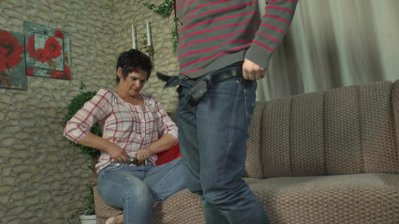 Erotic Club: Kdykoli se hádá se svou přítelkyní, olizuje její babičku a...