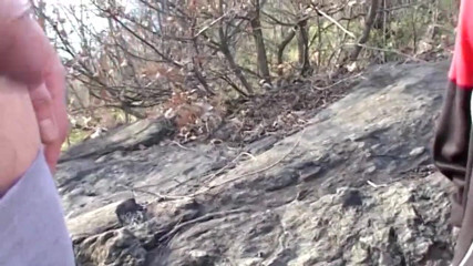 Real Home Made: La mora tettona viene sbattuta in un trio all'aperto