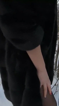 Utomhus!!! Sexig lesbisk pälsflicka försöker kissa - sprutar för att värma dig 4k