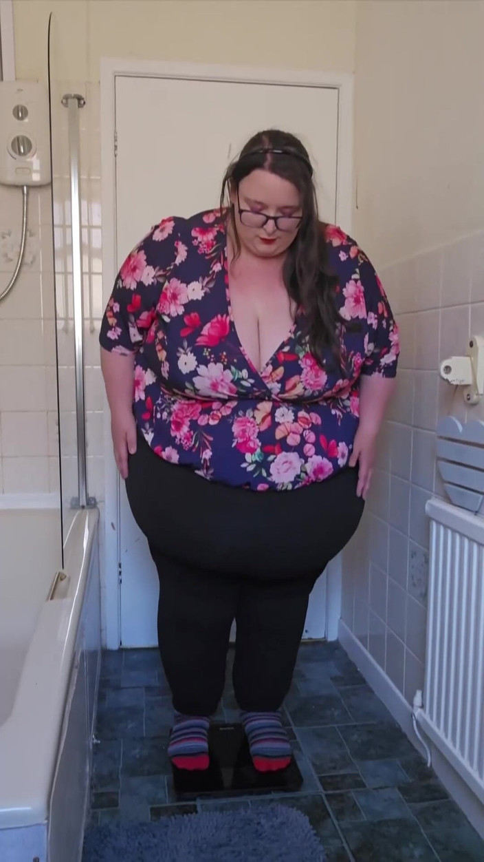 SSBBWLadyBrads: SSBBW srpen váží ve výsledcích