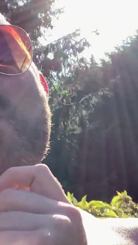 Je fume mon Cigarettes à l’extérieur pendant la chaleur estivale
