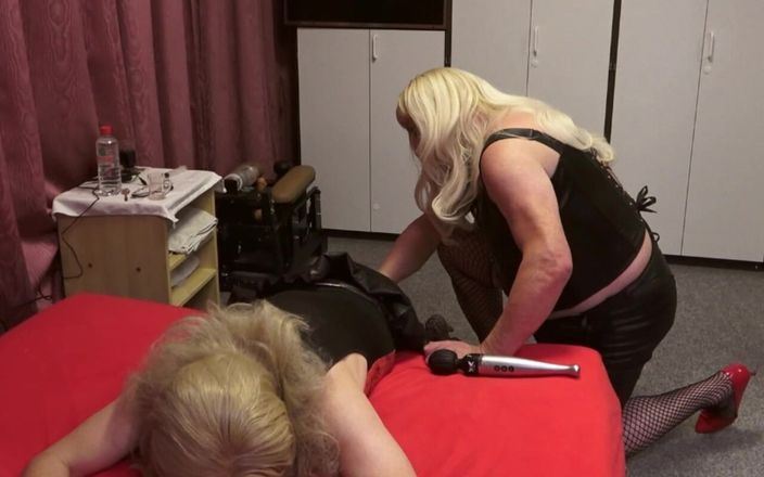 Mrs Samantha: Mevrouw Marina slaat en plaagt haar slaaf voor de dag,...
