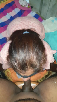 Esposa puta escupe en marido gran polla de rodillas y garganta profunda