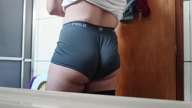amateurbrazilian: I Love to Show My Big Ass in the Bathroom