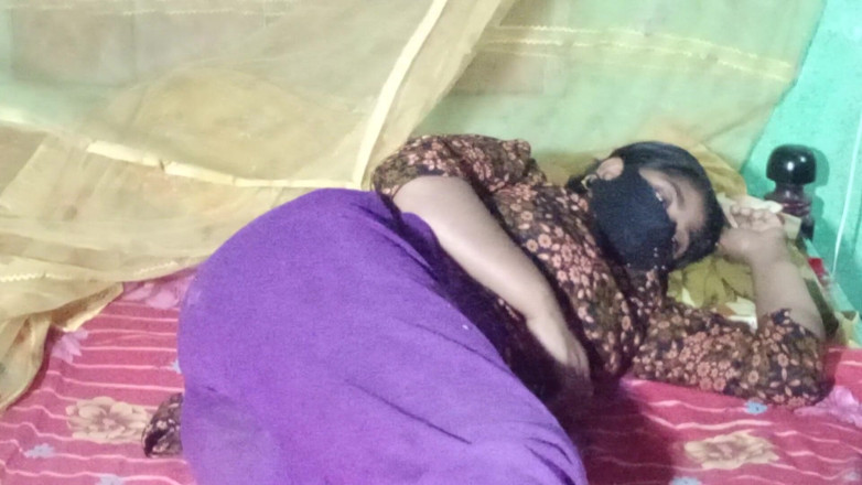 Desimombd: bangladeshi sauteli mammi ki uske sautele bete dvara chudaee spasht...