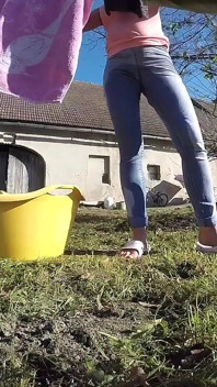 Molhando jeans quando pendura roupa