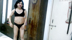 Cute & Nude Crossdresser: Žhavý a sexy sissy crossdresser femboy Sweet Lollipop v sexy čirých černých...