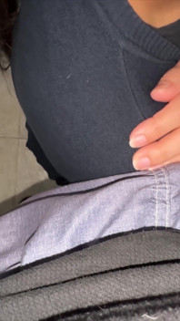 Položí Jí Penis Na Rameno a Ona Ho Chytí.