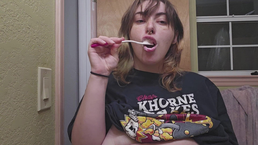 Brushin and Flashin Messy! (Mushroombitchx)