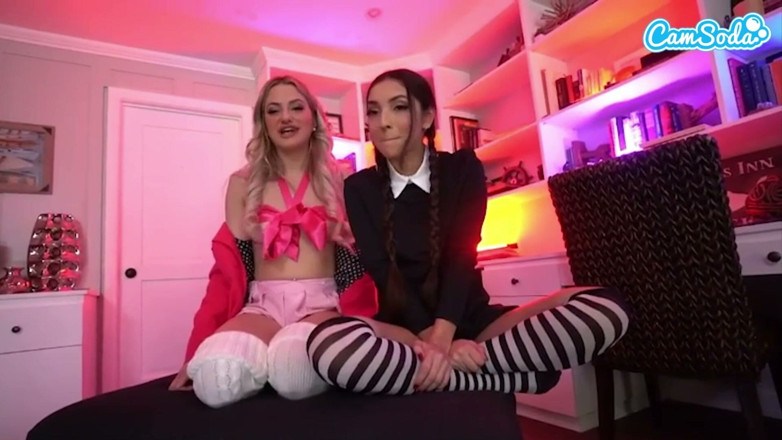 CamSoda: Wednesday Addams a její nejlepší kamarádka používají k orgasmu několik...