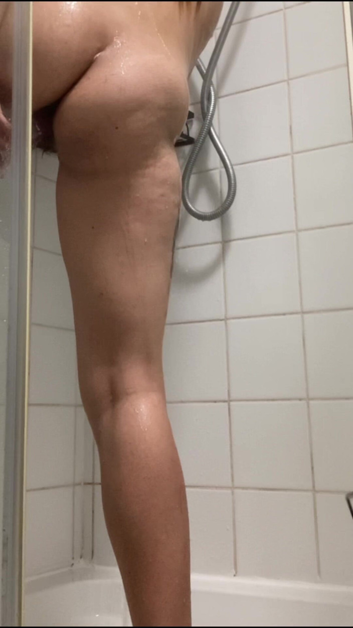Viennamaeve06: シャワーで義母がオナニーしているのを捕まえるPOV