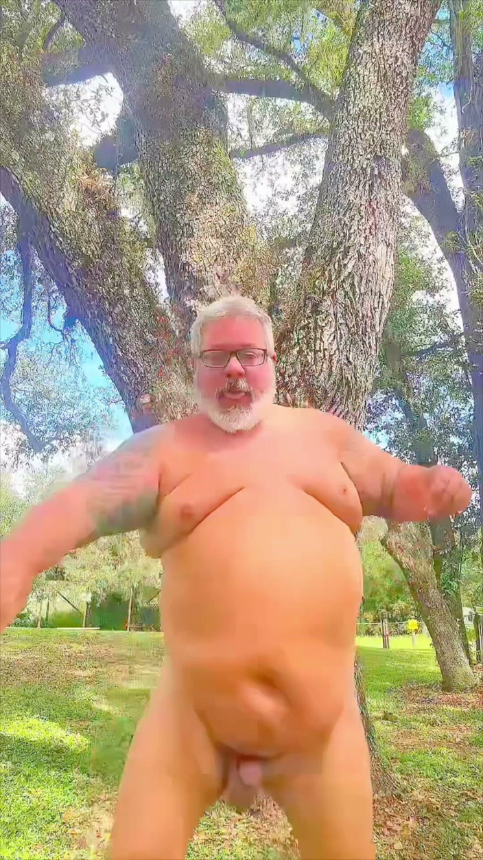 Hand-Free-Daddy-Chub: หมีเต้นแก้ผ้าในแดนทุรกันดารโชว์รูของเขา