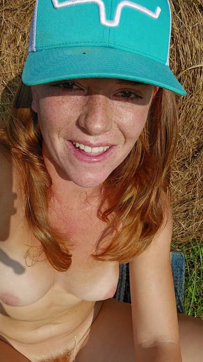 NaughtyRedFarmgirl: Culona rossa scopa culo e figa schizzi