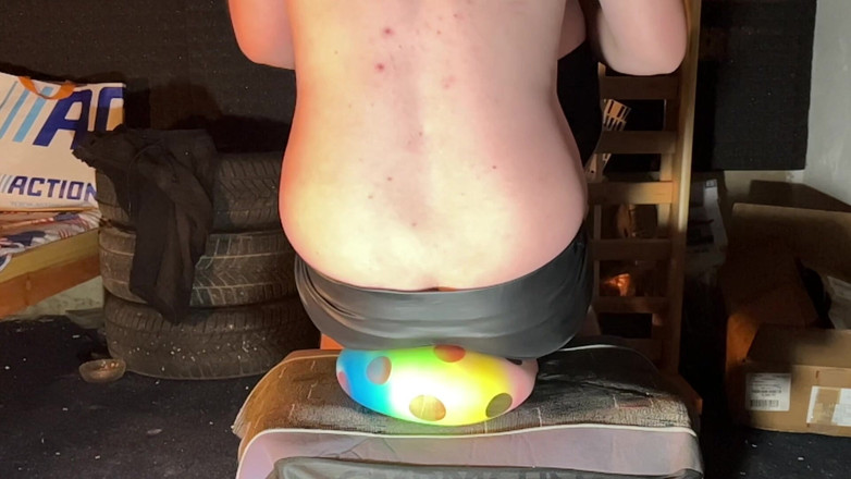 BeachBallsDuo: 5개의 아주 부드러운 고무 공은 속옷에 무거운 몸으로 짓밟혔다! 슬로우 모션 카메라 2대!