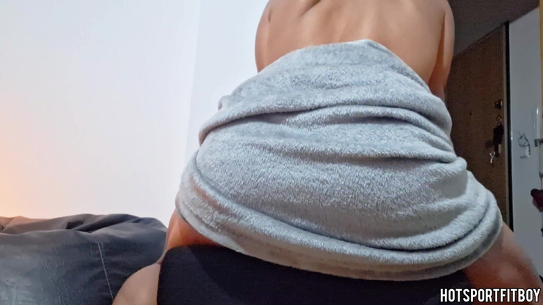 Hotsportfitboy: Hotsportfitboy sandalyede büyük yarağına mastürbasyon yapıyor - boşalma ve inliyor