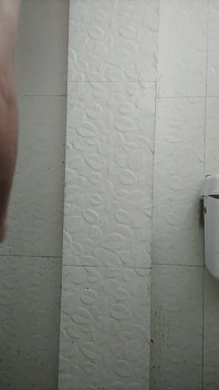 Menampilkan Tarian pantat yang sekarang diminyaki.